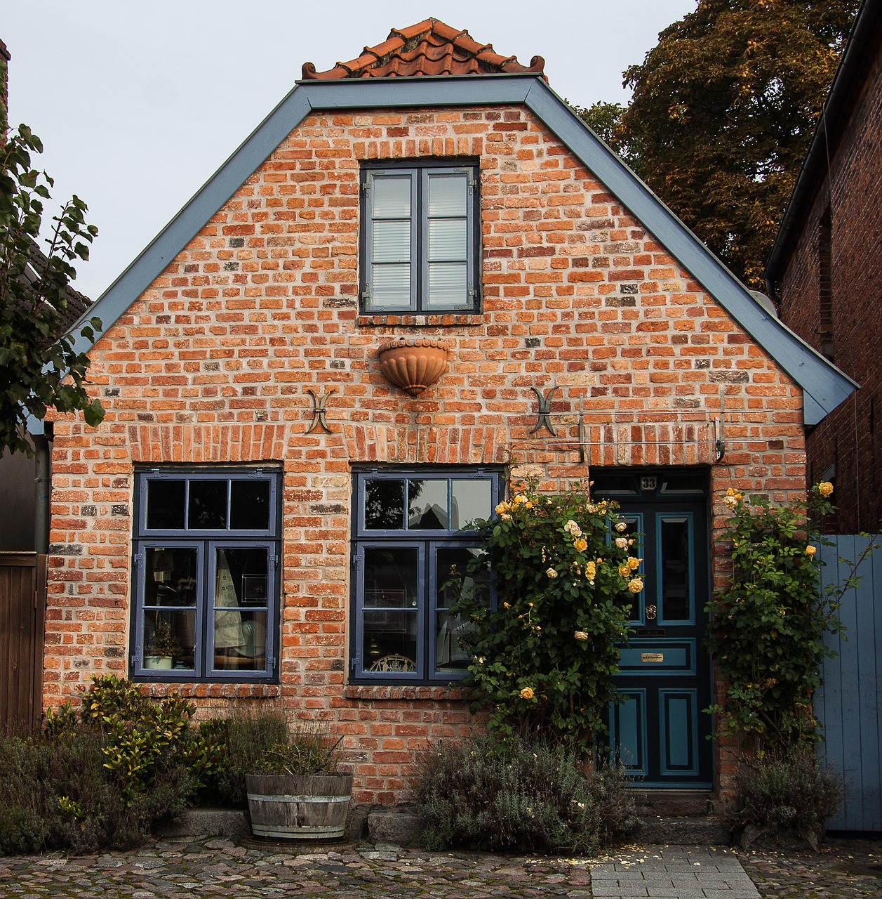 house, brick house, residential house, bricks, front view-2884521.jpg